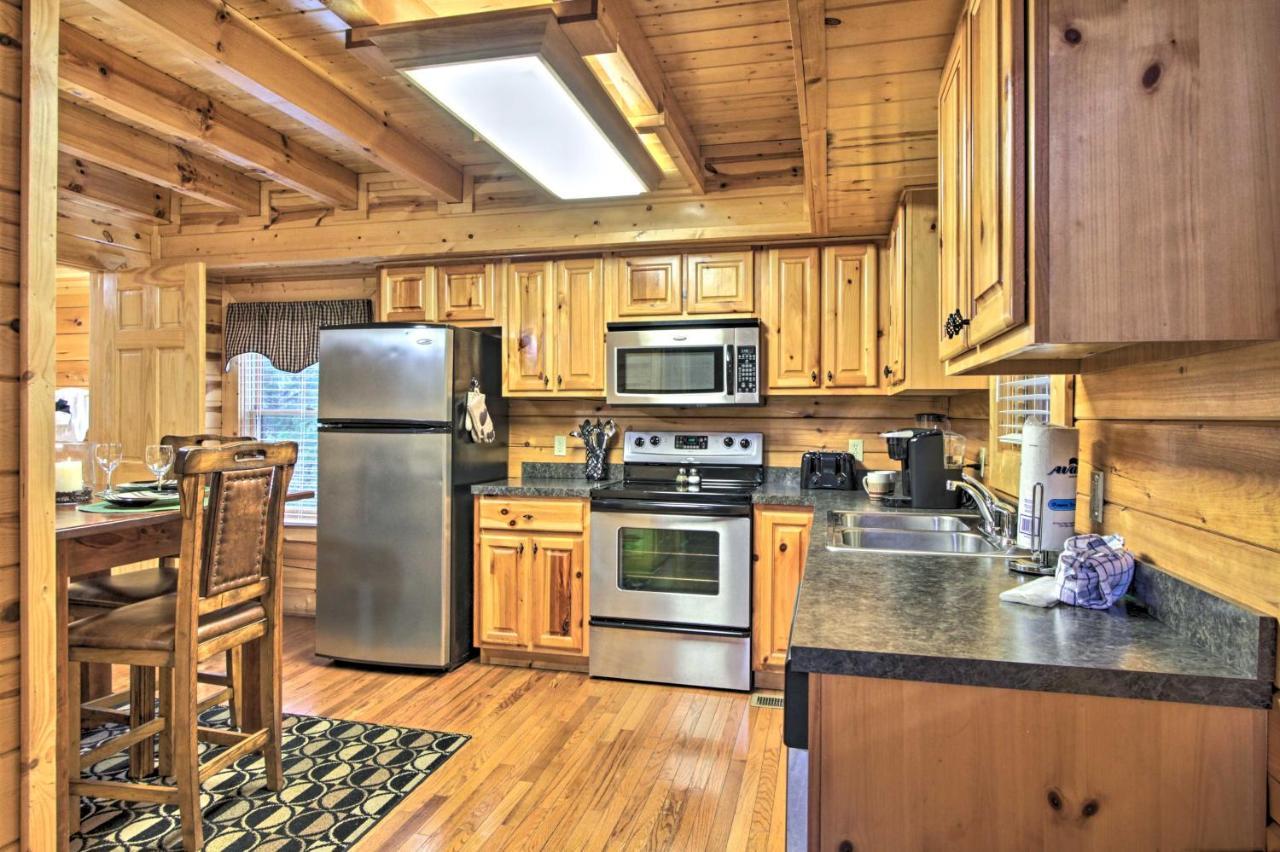 Cabin With Hot Tub About 2 Mi To Island In Pigeon Forge! Bagian luar foto